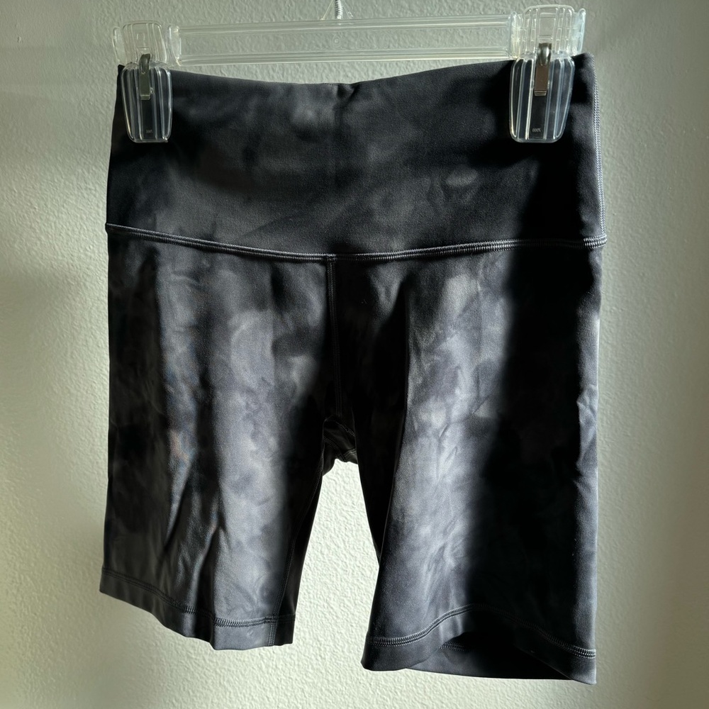 Lululemon Wunder Train Contour Fit High-Rise Short 8”